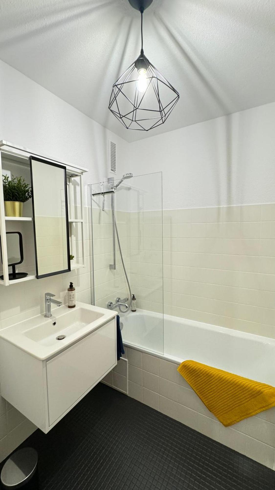 Sonniges City-Apartment Mit Suedbalkon Und Parklatz Neusass Екстер'єр фото